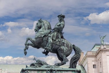 Viyana, Avusturya - 26 Nisan 2024: Barok Hofburg Sarayı 'nın önündeki Savoy Prensi Eugene' in Binicilik Heykeli. Habsburg hanedanlığının eski imparatorluk sarayı.