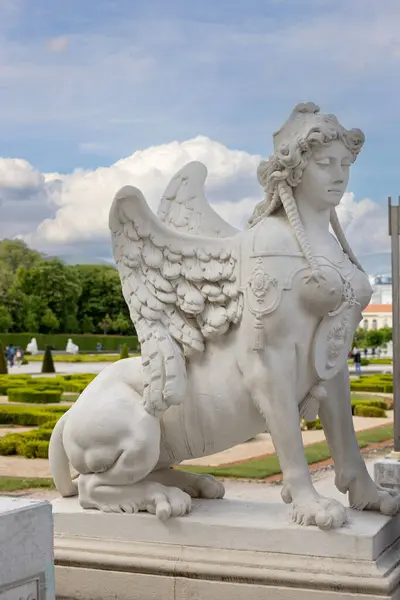 stock image Vienna, Austria - April 25, 2024 : Sphinx sculpture in front of baroque Upper Belvedere palace in Belvedere Gardens