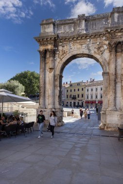 Pula, Hırvatistan, Istria - 29 Eylül 2023: Antik Roma zafer kemeri Sergii kemeri. Şehrin en değerli klasik Roma sanat eserlerinden biridir.