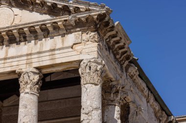 Pula, Hırvatistan, Istria - 29 Eylül 2023: Forum Meydanı 'nda bulunan Augustus Tapınağı. İlk Roma İmparatoru Augustus 'a ithaf edilmiş bir Roma tapınağı.