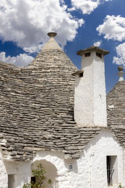 Alberobello, Apulia, İtalya - 21 Mayıs 2024: Trulli evleri, geleneksel, eşsiz, konik çatısı olan Apulian kuru taş barakası.