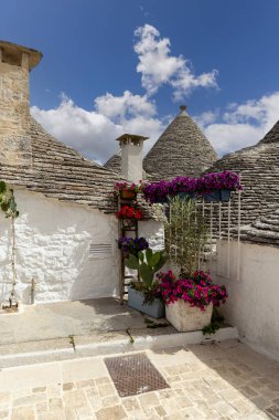 Alberobello, Apulia, İtalya - 21 Mayıs 2024: Trulli evleri, geleneksel, eşsiz, konik çatısı olan Apulian kuru taş barakası.