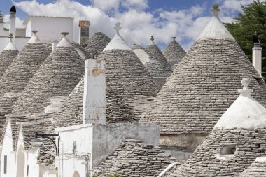 Alberobello, Apulia, İtalya - 21 Mayıs 2024: Trulli evleri, geleneksel, eşsiz, konik çatısı olan Apulian kuru taş barakası.