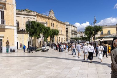 İtalya, Matera - 22 Mayıs 2024: Vittorio Veneto Meydanı 'nda yürüyen bir sürü insan (Piazza Vittorio Veneto Meydanı). Şehrin ana meydanı, popüler bir buluşma yeridir.