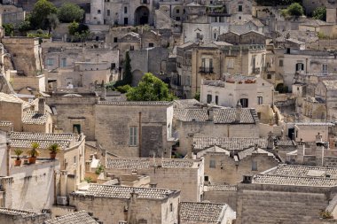 Matera, İtalya - 22 Mayıs 2024: Matera 'nın Sassi kayasına oyulmuş tarihi kentin Luigi Guerricchio Belvedere' sinden hava manzarası