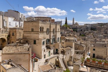 İtalya, Matera - 22 Mayıs 2024: Matera 'nın Sassi kayasına oyulmuş Luigi Guerricchio Belvedere' den panoramik manzara. Matera Katedrali 'nin çan kulesi.