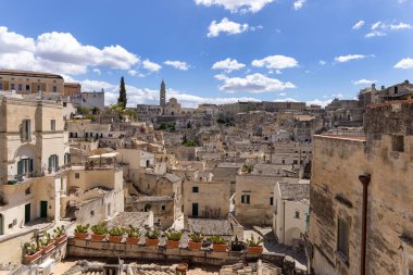 İtalya, Matera - 22 Mayıs 2024: Matera 'nın Sassi kayasına oyulmuş Luigi Guerricchio Belvedere' den panoramik manzara. Matera Katedrali 'nin çan kulesi.