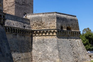 Bari, İtalya, Apulia - 23 Mayıs 2024: Ortaçağ Norman-Swabian Kalesi (Castello Normanno-Svevo). Şu anda sergiler için kullanılıyor