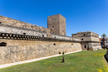 Bari, İtalya, Apulia - 23 Mayıs 2024: Ortaçağ Norman-Swabian Kalesi (Castello Normanno-Svevo). Şu anda sergiler için kullanılıyor