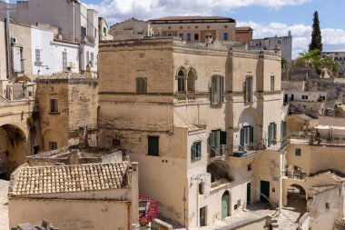 İtalya, Matera - 22 Mayıs 2024: Matera 'nın Sassi kayasına oyulmuş tarihi kentin Luigi Guerricchio Belvedere' sinden panoramik manzara.