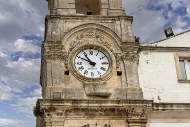Martina Franca, İtalya, Apulia - 25 Mayıs 2024: Plebiscito Meydanı 'ndaki (Piazza Plebiscito Meydanı) Üniversite Sarayı' nın yanındaki Civic Tower (Torre dell 'Orologio))