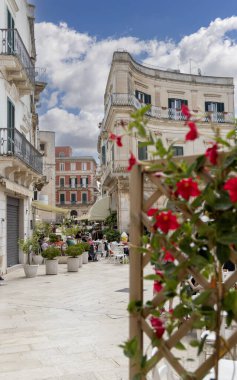 Martina Franca, İtalya, Puglia - 25 Mayıs 2024: Maria Immaculate Meydanı (Piazza Maria Immacolata), neoklasik stilde tarihi portici