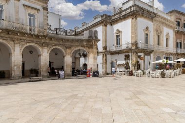 Martina Franca, İtalya, Apulia - 25 Mayıs 2024: Maria Immaculate Meydanı (Piazza Maria Immacolata), neoklasik stilde tarihi portici