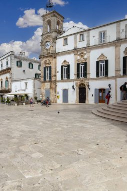 Martina Franca, İtalya, Puglia - 25 Mayıs 2024: Plebiscito Meydanı (Piazza Plebiscito) with Civic Tower (Torre dell 'Orologio) and University Palace