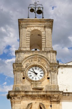 Martina Franca, İtalya, Apulia - 25 Mayıs 2024: Plebiscito Meydanı 'ndaki (Piazza Plebiscito Meydanı) Üniversite Sarayı' nın yanındaki Civic Tower (Torre dell 'Orologio))