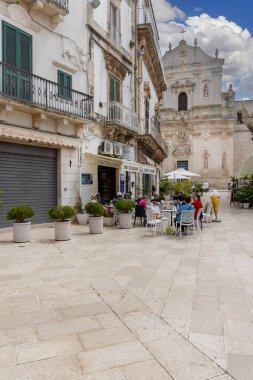 Martina Franca, İtalya, Apulia - 20 Mayıs 2024: Maria Immaculate Meydanı (Piazza Maria Immacolata). Uzakta San Martino Bazilikası