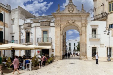 Martina Franca, İtalya, Puglia - 25 Mayıs 2024: Ortaçağ St. Stephen 's Gate (Porta di Santo Stefano), eski kentin barok kapısı. Piazza XX Settembre ve Piazza Roma arasında yer almaktadır.
