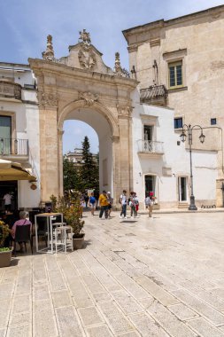 Martina Franca, İtalya, Puglia - 20 Mayıs 2024: Ortaçağ St. Stephen 's Gate (Porta di Santo Stefano), eski kentin barok kapısı. Piazza XX Settembre ve Piazza Roma arasında yer almaktadır.