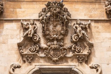 Martina Franca, İtalya, Apulia - 25 Mayıs 2024: Saint Dominic Barok Kilisesi Dekoratif Cephesi (Chiesa San Domenico)