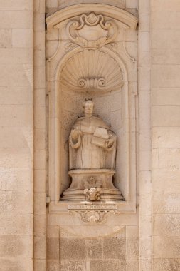 Martina Franca, İtalya, Apulia - 25 Mayıs 2024: Madonna del Carmine Kilisesi Dekoratif Cephe (Chiesa Parrocchiale della Madonna del Carmine)