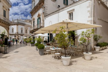 Martina Franca, İtalya, Apulia - 20 Mayıs 2024: Maria Immaculate Meydanı (Piazza Maria Immacolata) 'ndan Corso Vittorio Emanuele' ye kadar