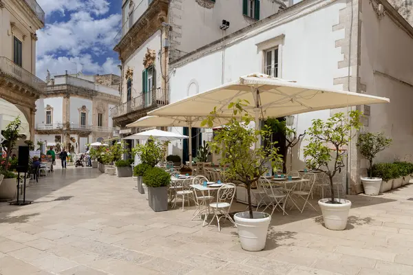 Martina Franca, İtalya, Apulia - 20 Mayıs 2024: Maria Immaculate Meydanı (Piazza Maria Immacolata) 'ndan Corso Vittorio Emanuele' ye kadar