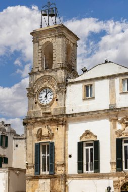 Martina Franca, İtalya, Puglia - 20 Mayıs 2024: Sivil Kule (Torre dell 'Orologio) ve Plebiscito Meydanı' nda (Piazza Plebiscito Meydanı) bulunan Üniversite Sarayı)