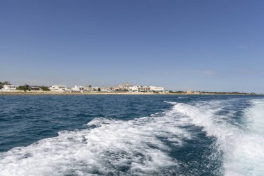 Polignano a Mare, İtalya, Apulia - 24 Mayıs 2024: Uzaklarda San Vito Manastırı, Adriyatik Denizi 'nin teknesinden manzaralı