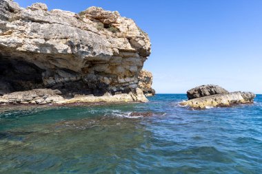 Adriyatik Denizi, Polignano a Mare, İtalya, Apulia 'daki kayalıkları ve mağaraları olan pitoresk kıyı şeridinden manzara. Kayalık sahil boyunca tekne gezisi büyük bir turistik cazibedir.
