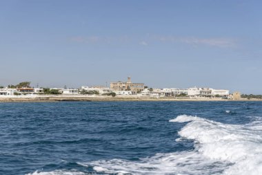 Polignano a Mare, İtalya, Apulia - 24 Mayıs 2024: Uzaklarda San Vito Manastırı, Adriyatik Denizi 'nin teknesinden manzaralı