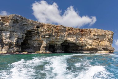 Adriyatik Denizi, Polignano a Mare, İtalya, Apulia 'daki kayalıkları ve mağaraları olan pitoresk kıyı şeridinden manzara. Kayalık sahil boyunca tekne gezisi büyük bir turistik cazibedir.