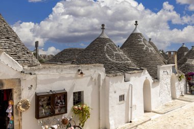 Alberobello, Apulia, İtalya - 21 Mayıs 2024: Trulli evleri, geleneksel, eşsiz, konik çatısı olan Apulian kuru taş barakası. Trulli, UNESCO Dünya Mirasları Listesine dahil edildi