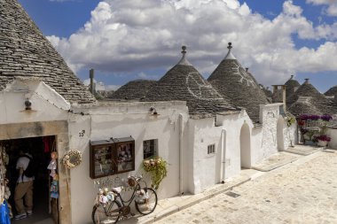 Alberobello, Apulia, İtalya - 21 Mayıs 2024: Trulli evleri, geleneksel, eşsiz, konik çatısı olan Apulian kuru taş barakası. Trulli, UNESCO Dünya Mirasları Listesine dahil edildi