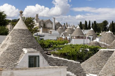 Alberobello, Apulia, İtalya - 21 Mayıs 2024: Trulli evleri, geleneksel, eşsiz, konik çatısı olan Apulian kuru taş barakası.