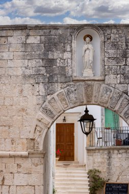 Locorotondo, İtalya, Apulia - 20 Mayıs 2024: Meryem Ana 'nın Kutsal Anıtı (Immacolata Concezione), Piazza Vittorio Emanuele II' deki kemerli kapının üzerindeki heykeli.