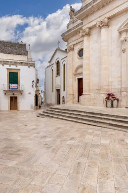 Locorotondo, İtalya, Apulia - 20 Mayıs 2024: Piazza Fra Giuseppe Andrea Rodio ile 18. yüzyıl Aziz George Şehitleri Kilisesi. Şehrin koruyucu azizi San Giorgio 'ya ithaf edilmiştir.