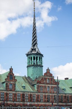Kopenhag, Danimarka - 22 Haziran 2019: Karakteristik spiral kulesi olan Borsen 'in tarihi binasının görüntüsü. Şehir merkezinde 17. yüzyıldan kalma bir borsa. 