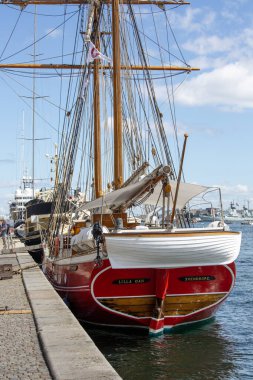 Kopenhag, Danimarka - 22 Haziran 2019: Lüks yelkenli gemileri limandaki Larsens Plads limanına demirledi. Schooner gezileri büyük bir turistik cazibedir.