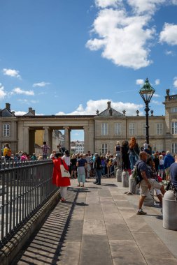 Kopenhag, Danimarka - 22 Haziran 2019: Amalienborg sarayının önündeki avluda nöbet değişimini bekleyen turistler
