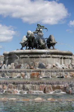 Kopenhag, Danimarka - 22 Haziran 2019: Gefion Fountain, Nordre Toldbod bölgesinde, Kastellet 'in yanında yer almaktadır. Bir grup öküz saban çekiyor ve İskandinav tanrıçası Gefjon tarafından sürülüyorlar.