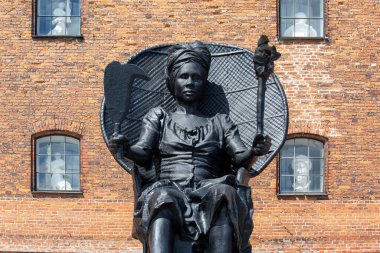 Kopenhag, Danimarka - 22 Haziran 2019: 19. yüzyıl işçi lideri Kraliçe Mary Thomas 'ın heykeli, Larsen Meydanı' nda (Larsens Plads) bulunmaktadır. Elinde fener ve değnek bıçağı tutan figür.