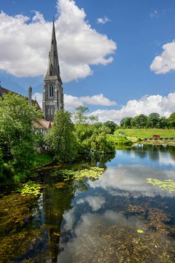 Kopenhag, Danimarka - 22 Haziran 2019: Kastellet 'in yanındaki Nordre Toldbod bölgesinde bulunan Anglikan St. Alban Kilisesi