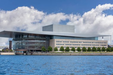 Kopenhag, Danimarka - 22 Haziran 2019: Neo fütürizm Kopenhag Opera Evi, deniz manzaralı. Kopenhag 'ın ortasındaki Holmen adasında yer almaktadır.