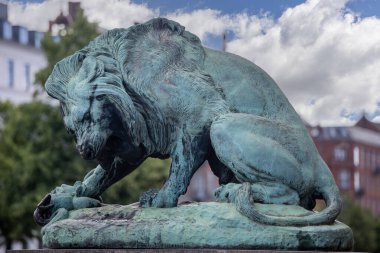 Kopenhag, Danimarka - 22 Haziran 2019: Kopenhag Belediyesi, Sanat Müzesi önünde aslan heykeli