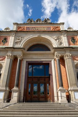 Kopenhag, Danimarka - 22 Haziran 2019: Ny Carlsberg Glyptotek 'in cephesi; bira üreticisi Carl Jacobsen tarafından 1882 yılında topluma hediye olarak kurulmuş sanat müzesi