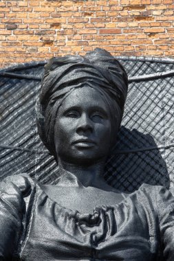 Kopenhag, Danimarka - 22 Haziran 2019: 19. yüzyıl işçi lideri Kraliçe Mary Thomas 'ın heykeli, Larsen Meydanı' nda (Larsens Plads) bulunmaktadır. Elinde fener ve değnek bıçağı tutan figür.