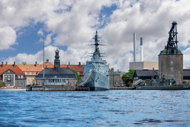 Kopenhag, Danimarka-22 Haziran, 2019: Kopenhag Holmen deniz üssü, Kraliyet Danimarka Donanma Frigate Limanda demirli