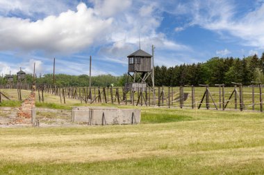 Majdanek; Lublin; Polonya - 24 Mayıs 2022: Majdanek toplama ve imha kampı (Konzentrationslager Lublin), ahşap nöbetçi kulesi ve dikenli tel örgüler. SS tarafından inşa edilmiş bir Nazi kampıydı.