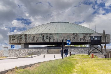 Majdanek; Lublin; Polonya - 24 Mayıs 2022: Majdanek toplama ve imha kampı (Konzentrationslager Lublin), Mausoleum manzaralı. İçinde yakılan kurbanların külleri ve kalıntıları var.