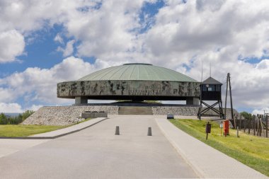 Majdanek; Lublin; Polonya - 24 Mayıs 2022: Majdanek toplama ve imha kampı (Konzentrationslager Lublin), Mausoleum manzaralı. İçinde yakılan kurbanların külleri ve kalıntıları var.